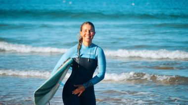 surfista praia após surf