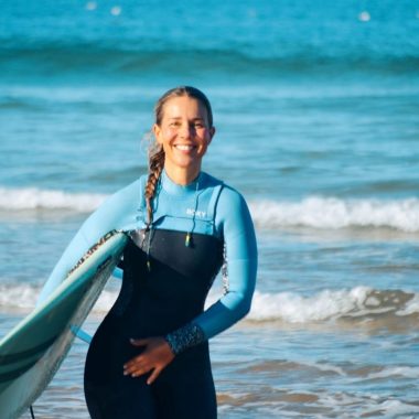 surfista praia após surf
